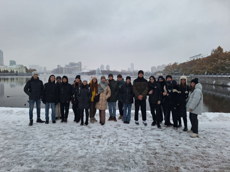 Группа учащихся из 10А класса поделилась впечатлениями от своей поездки в город Екатеринбург, куда они отправились в рамках проекта «Учимся вместе с УрГЭУ».